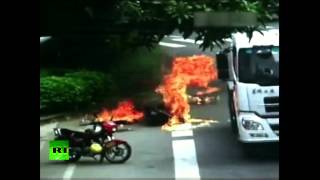 Китайская мотоциклистка едва не сгорела