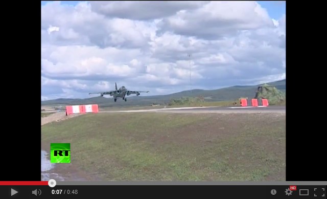 Су-25 совершил посадку на шоссе