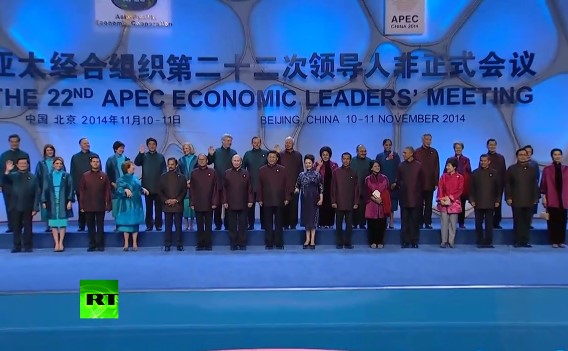 Лидеры стран АТЭС в традиционных китайских пиджаках