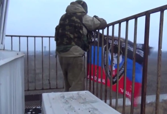 Флаг батальона "Сомали" над взлеткой Донецка