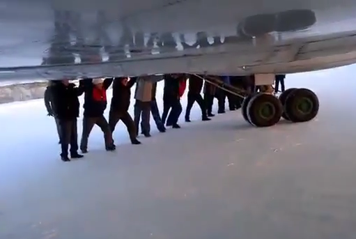 Пассажирам пришлось толкать самолет Ту-134, примерзший к взлетной полосе