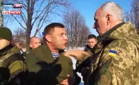 Захарченко наорал на украинского офицера.