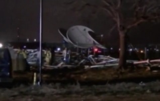 Одномоторный самолет врезался в телевышку в США
