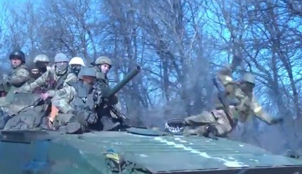 Украинский солдат упал с БМП во время отступления