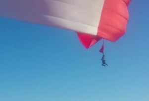 В Мексике на параде флаг страны подбросил солдата на 30 метров