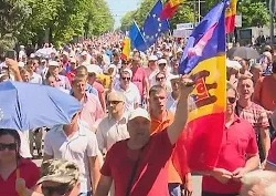Тысячи молдаван вышли с протестом против правительства