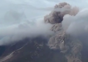 В Индонезии началось извержение вулкана Синабунг