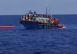 Итальянская береговая охрана спасла 420 беженцев доставили на Сицилию