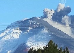 В Эквадоре вулкан Котопахи не утихает
