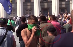 На видео человек который бросает гранату в Киеве