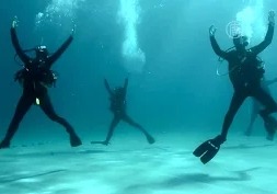 Подводный танец исполнили на греческом курорте