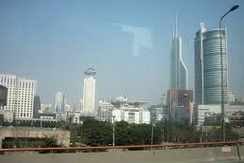 Руферы в Шанхае покорили 333-метровый небоскреб