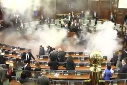 В парламенте Косово бросили шашку слезоточивого газа