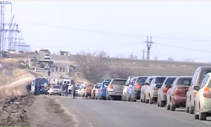 На КПП в Донбассе пассажирский автобус выехал на обочину и задел мину