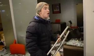 Видео: Погром офиса Альфа-банка в Киеве