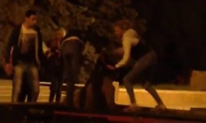 В Воронеже особи женского пола избивают пьяного парня у вечного огня.