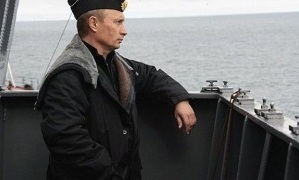Путин участвует в праздновании дня ВМФ в Санкт-Петербурге.