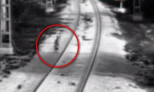 Сочи: трехлетнего ребенка спасли из-под колес поезда