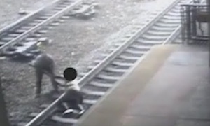 Полицейский спас самоубийцу из-под колес поезда
