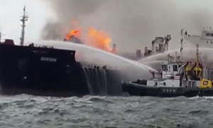 Пожар на нефтяном танкере у берегов Мексики (ВИДЕО)