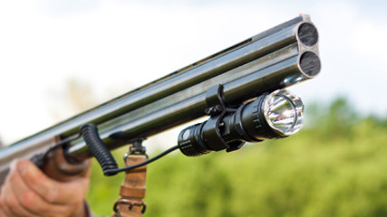 Как выбрать подствольный фонарь для охоты?