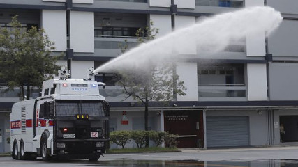 Полиция Гонконга продемонстрировала новый водомет