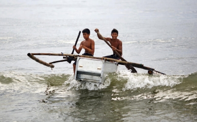 После «Хайян», филиппинские рыбаки делают из холодильников лодки.