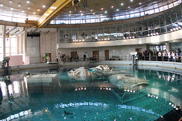 отрабатывают выход в космос