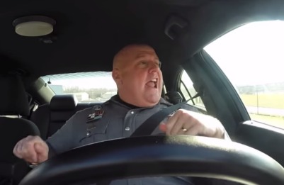 Танец Американского полицейского за рулем (видео)