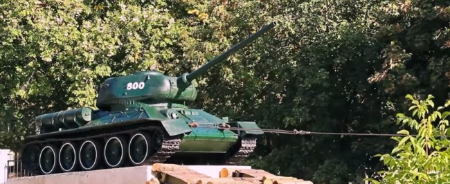 Молдова: Советский танк Т-34 был снят с постамента.