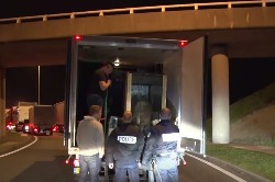Мигранты хотели попасть в Великобританию в грузовике с русским мишкой