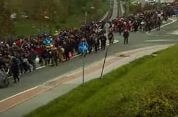 Видео: Беженцы пересекают австрийскую границу