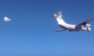 Видео: Ил-76 сбрасывает гуманитарный груз жителям Сирии