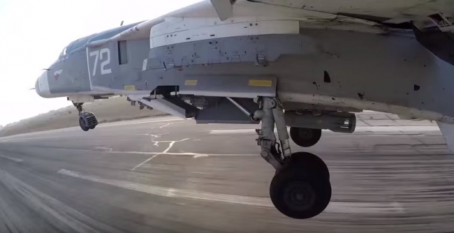 Боевой вылет бомбардировщика Су-24М с аэродрома Хмеймим по объектам террористов в Сирии.