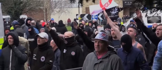 Антимиграционный митинг в Дувре перерос в драку