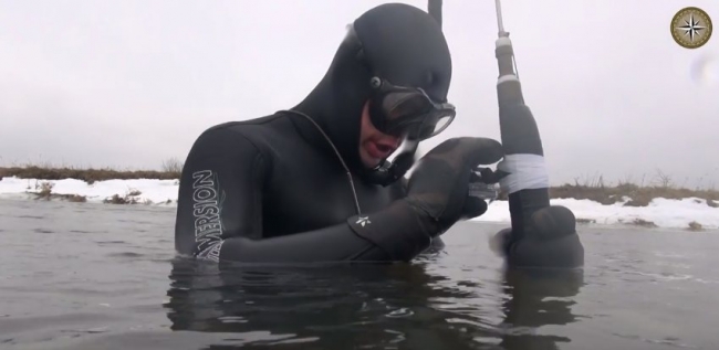 Зимняя подводная охота, на малой речке Минской области.