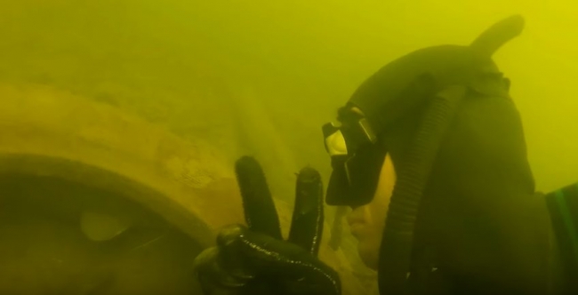 Сомик который живет в покрышке (Подводная охота на сома)