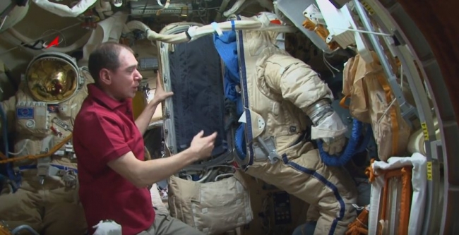 Российские космонавты Юрий Маленченко и Сергей Волков