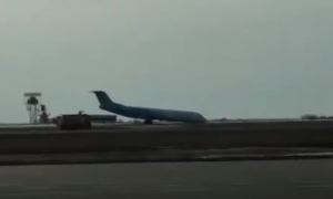Видео аварийной посадки самолета в Астане.