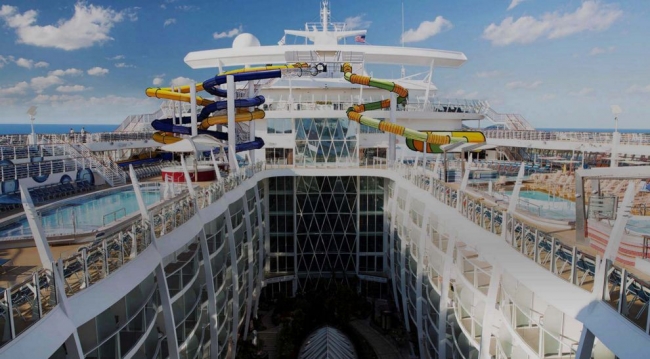 Крупнейший в мире круизный лайнер спущен на воду во Франции.