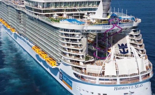 Крупнейший в мире круизный лайнер спущен на воду во Франции.