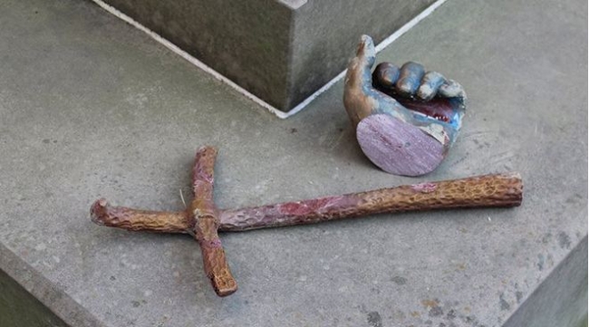 Папе Римскому на Украине отпилили руку