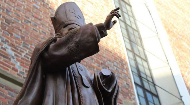 Папе Римскому на Украине отпилили руку