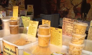 В крымской столице к Масленице на ярмарке продают мёд, валенки из овечьей шерсти, посуду и сувениры