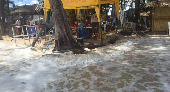 На Пхукет обрушились мощнейшие шторм (ФОТО, ВИДЕО)