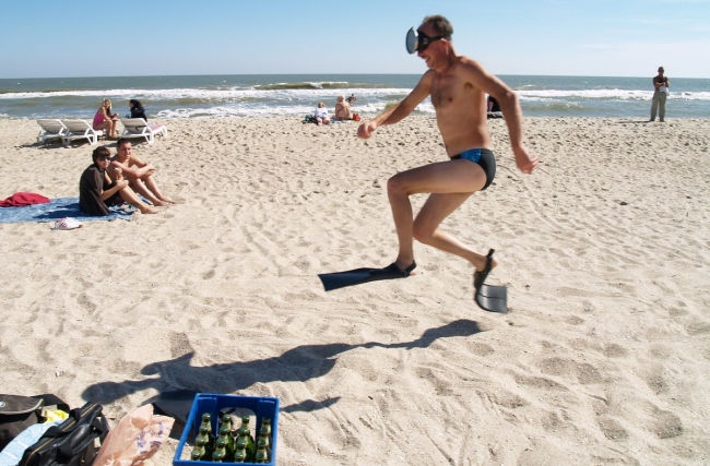 лучше не бегать в ластах по берегу