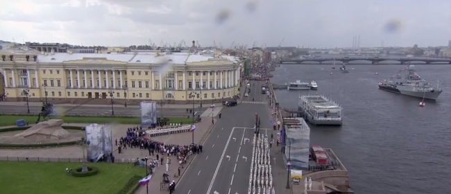Путин участвует в праздновании дня ВМФ в Санкт-Петербурге.