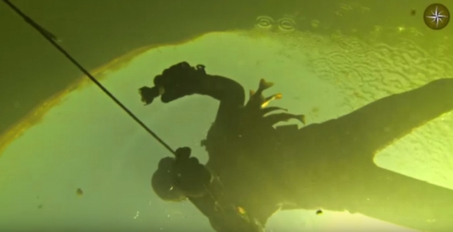 Подводная охота на окуня. Большая река, прозрачная вода.