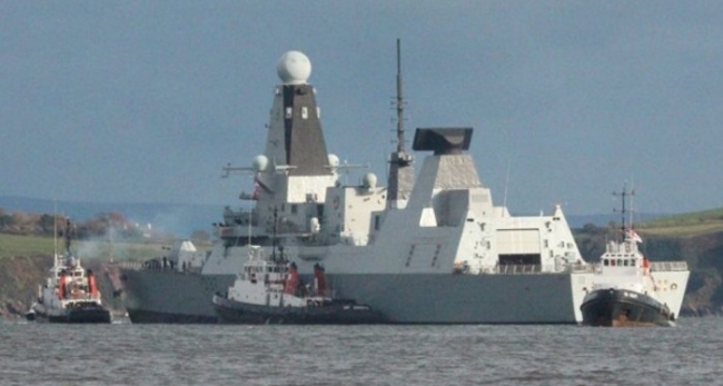 Британский эсминец «Дункан» сломался (отбуксирован на веревке в порт)