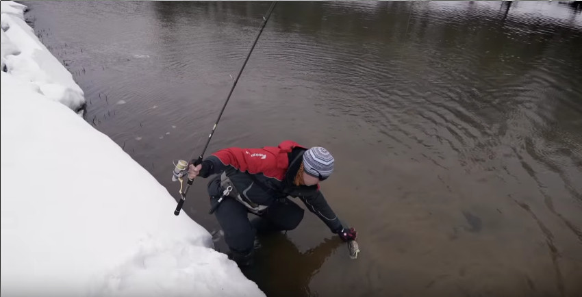 Поиск и ловли щуки на малой реке в холодное время